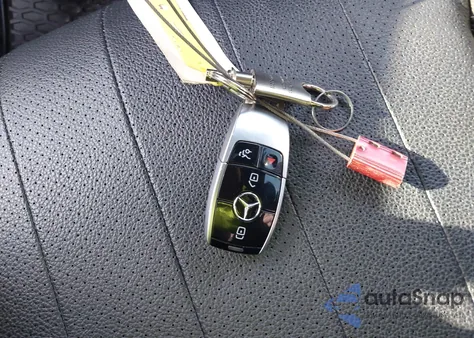 2017 Mercedes-Benz E 300 4Matic z USA, uszkodzony, nr VIN WDDZF4KB2HA228511